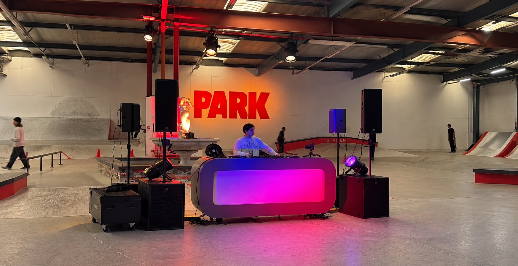 DJ-booth in een skatehal tijdens ADE