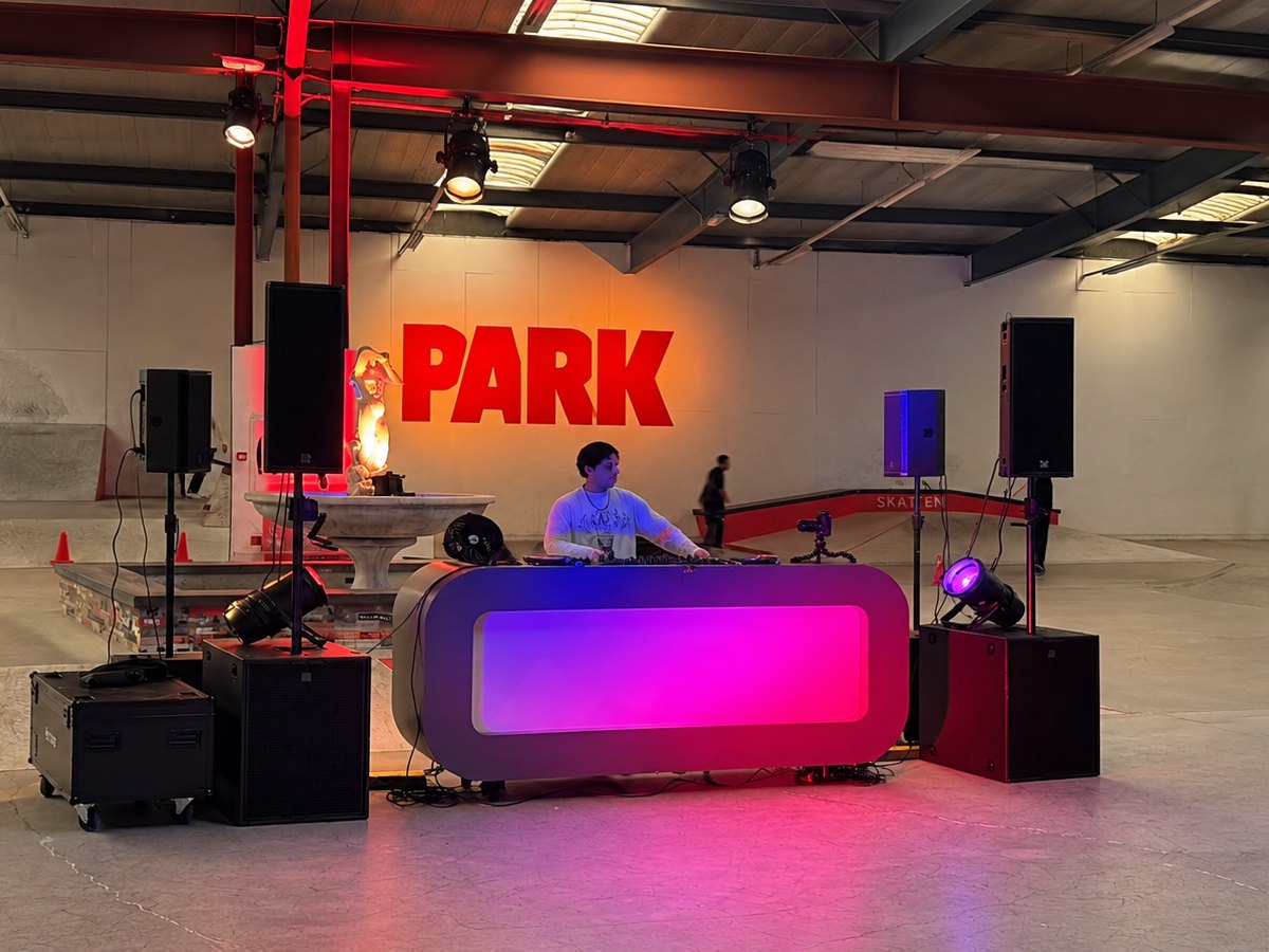 DJ-booth in een skatehal tijdens ADE