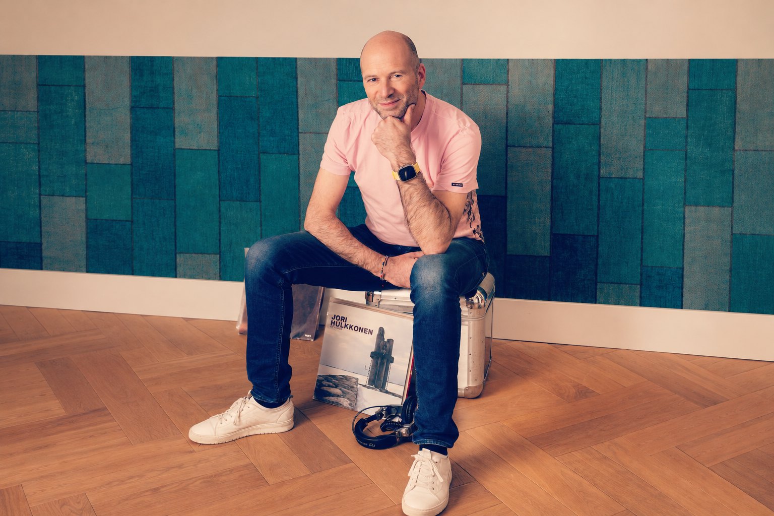 Maarten Versteeg, zittend op een flightcase