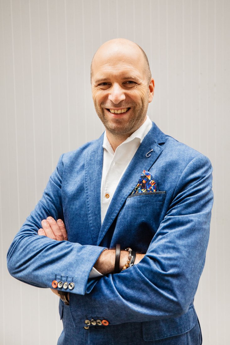 Maarten Versteeg in een blauw colbert