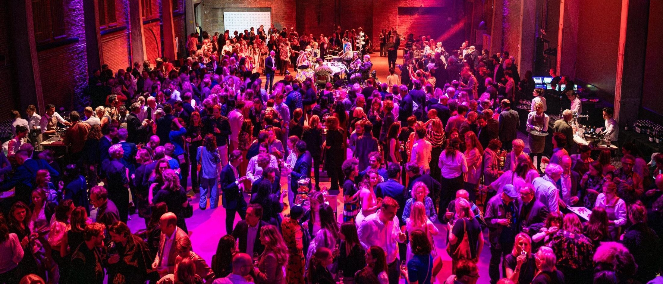 Volle zaal met kleurrijk licht