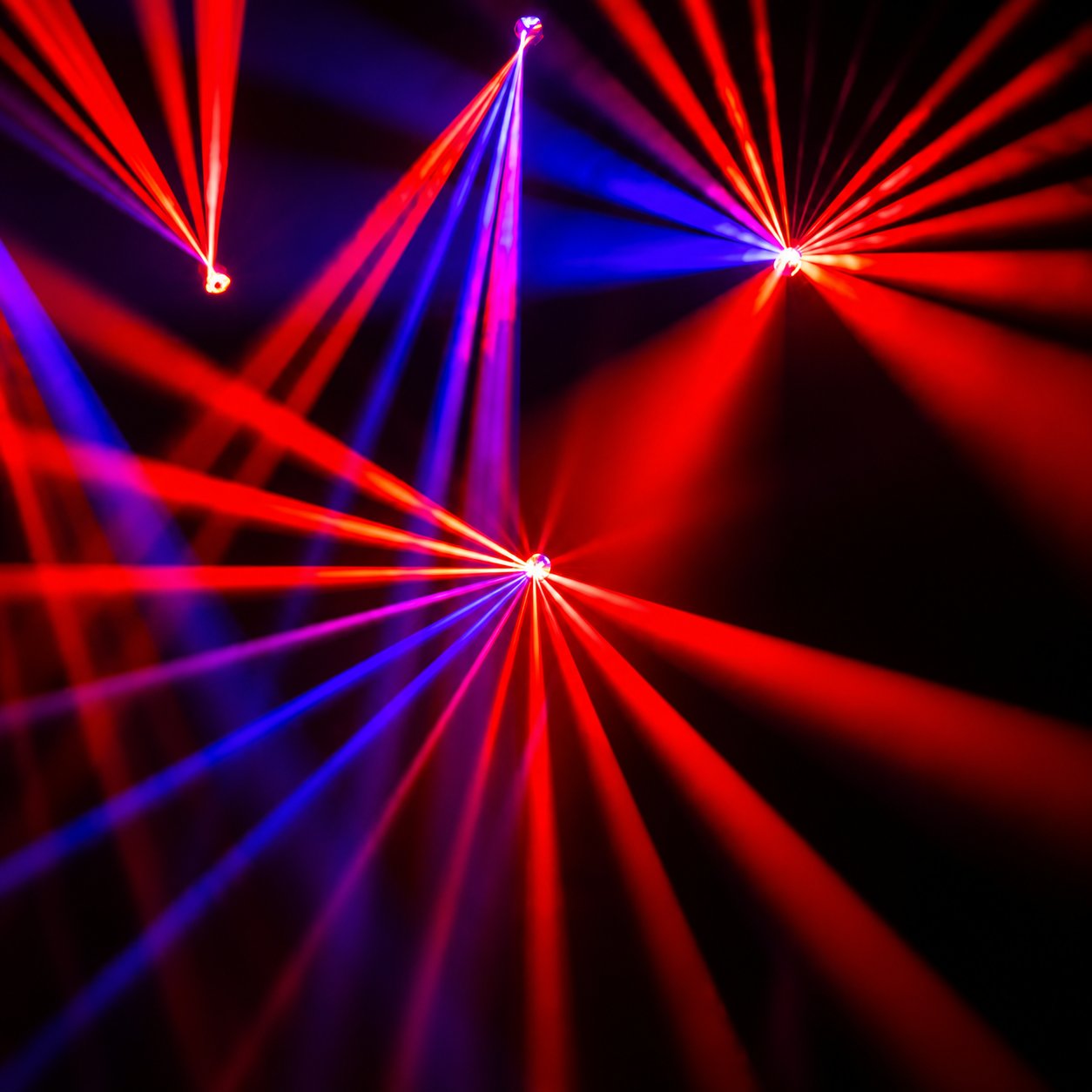 Rode en blauwe lichtbundels van moving heads