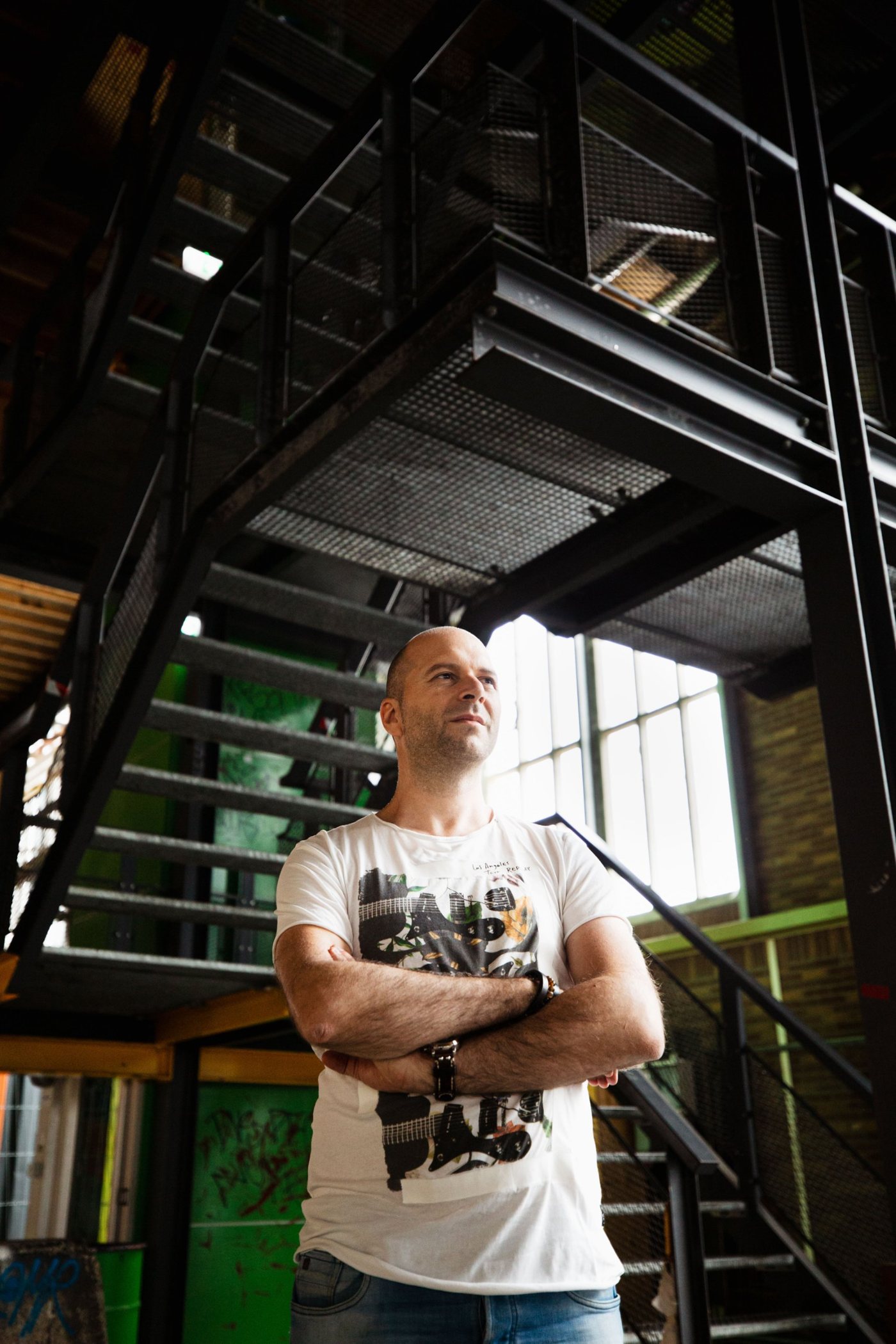 Portret van Maarten Versteeg in een industriële hal